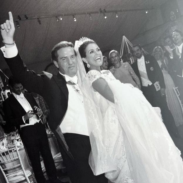 Christopher O'Neill y Magdalena de Suecia disfrutando el día de su boda en la pista de baile.