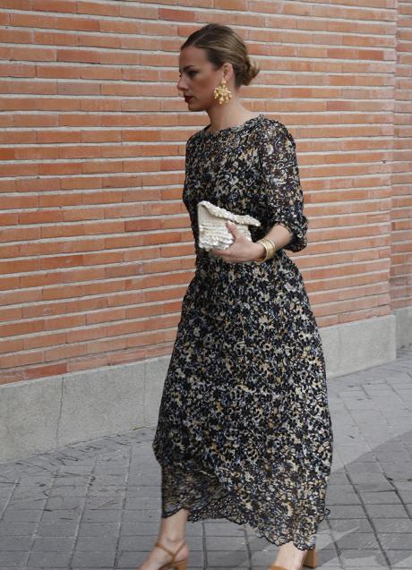 Una invitada con un vestido de encaje en negro.