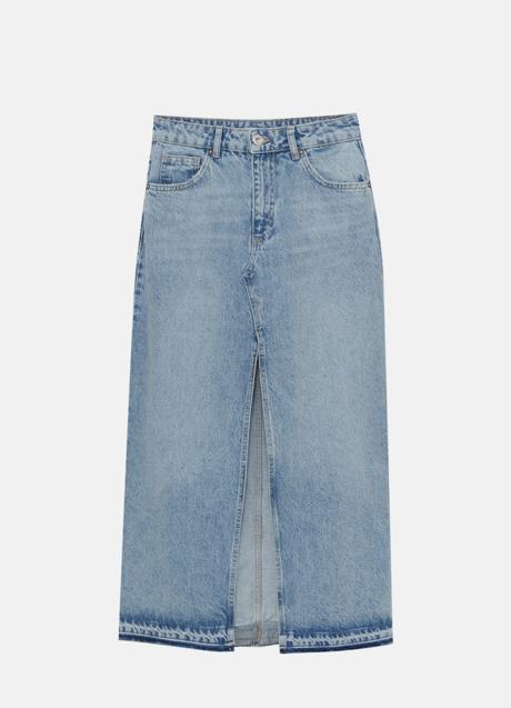 Falda vaquera de Pull & Bear (25,99 euros)