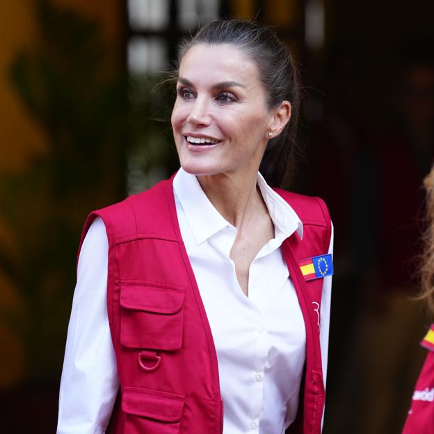 El segundo look cómodo de la reina Letizia en Colombia: lleva los pantalones de tiro bajo más polémicos