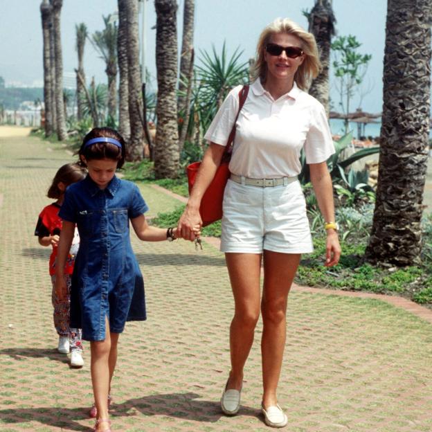 Nina Junot con sus dos hijas mayores, Victoria e Isabelle, en Marbella. 