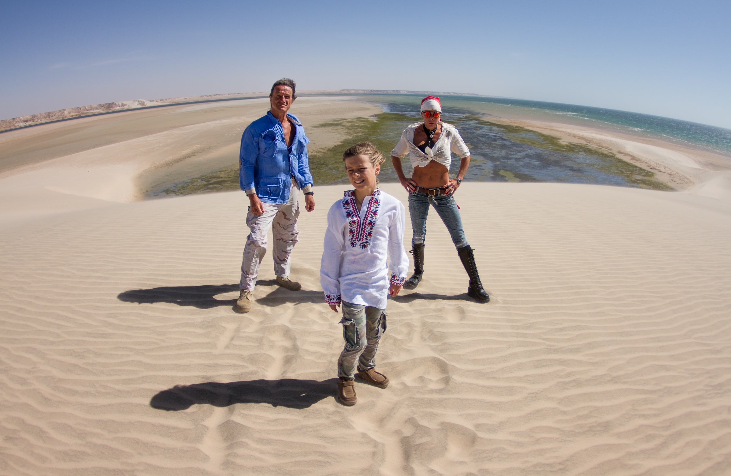 Kalina de Bulgaria y Kitín Muñoz, con su hijo, Simeón Hassan, en la Duna Blanca de Dakla, en Marruecos.