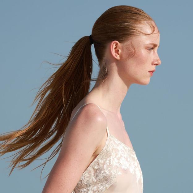 Modelo en el desfile Le Papier Jacquemus Fashion Show.