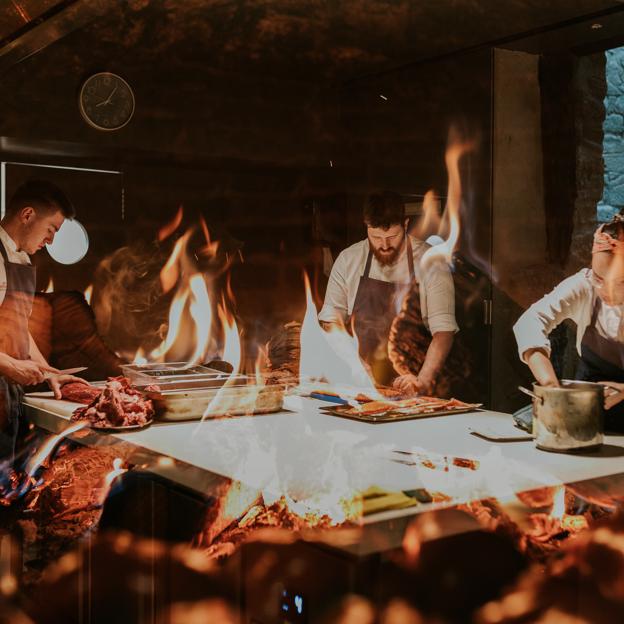 El equipo de Nublo, el restaurante de Miguel Caño en Haro, trabajando. 