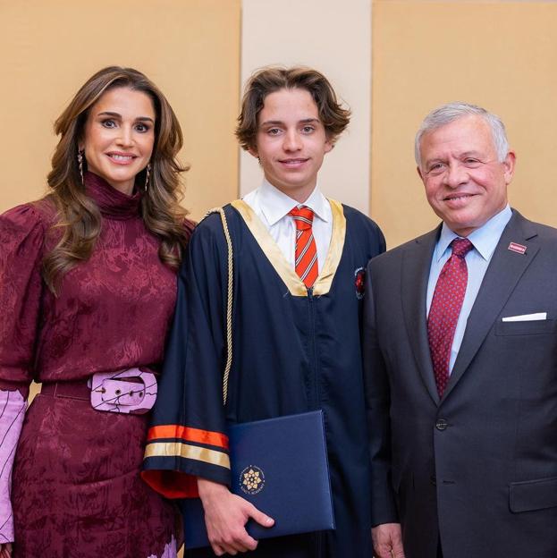 Hashem con sus padres, Rania y Abdalá de Jordania, en su graduación.