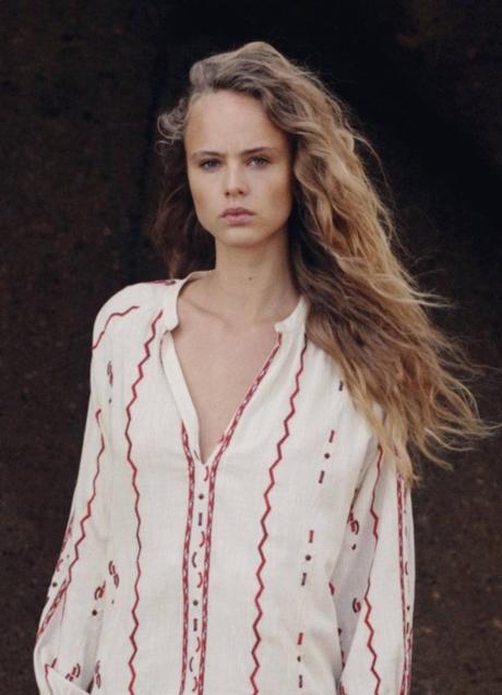 Blusa con bordado rojo