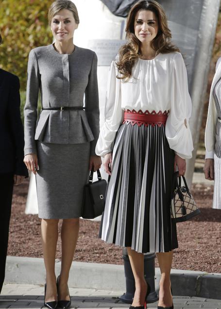 La reina Letizia y Ranoa de Jordania con looks en color gris. / GTRES