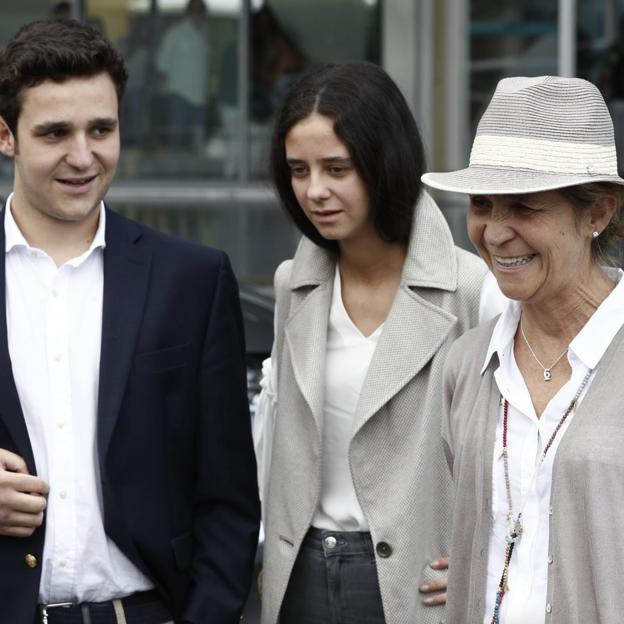 Parece que la relación entre la infanta Elena y sus hijos, Froilán y Victoria Federica, ha vuelto a la normalidad tras el traslado de su hijo mayor a Abu Dabi.