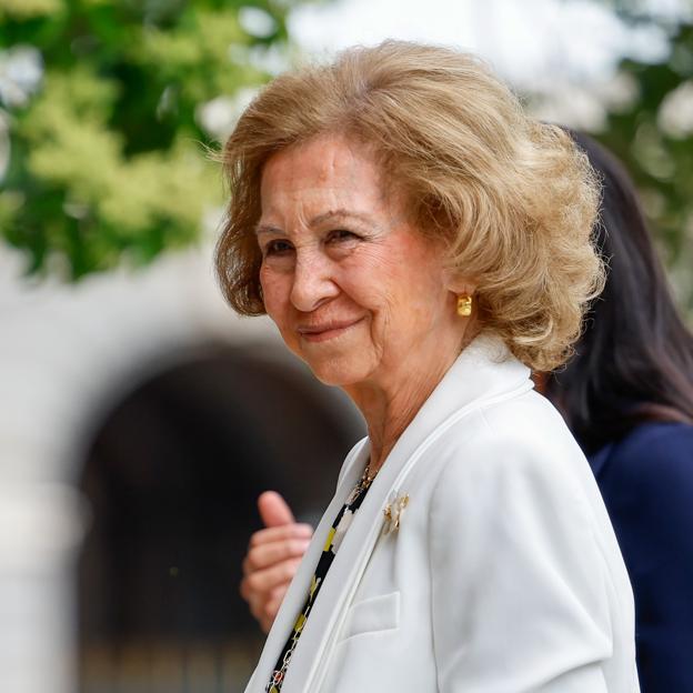 La reina Sofía sorprende con su mejor look: estrena un vestido de flores precioso y muy favorecedor