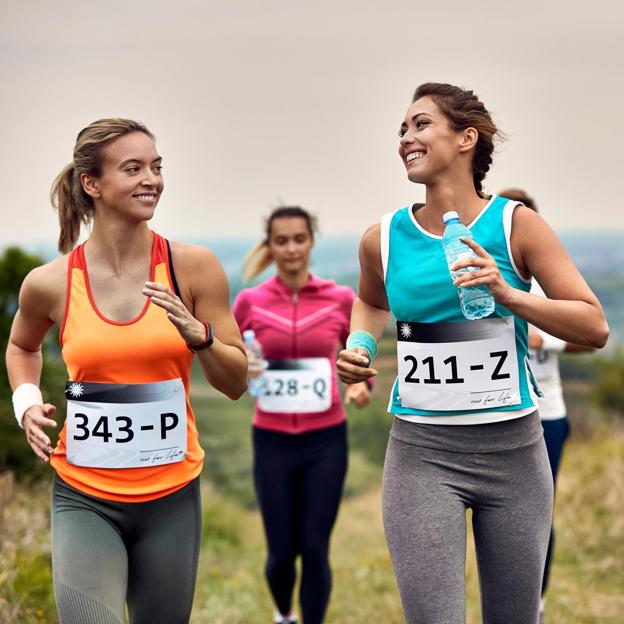 Dos mujeres participando en una maratón. 