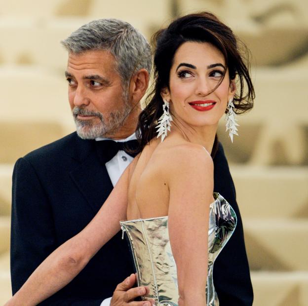 Amal Clooney posa con su marido, George Clooney.