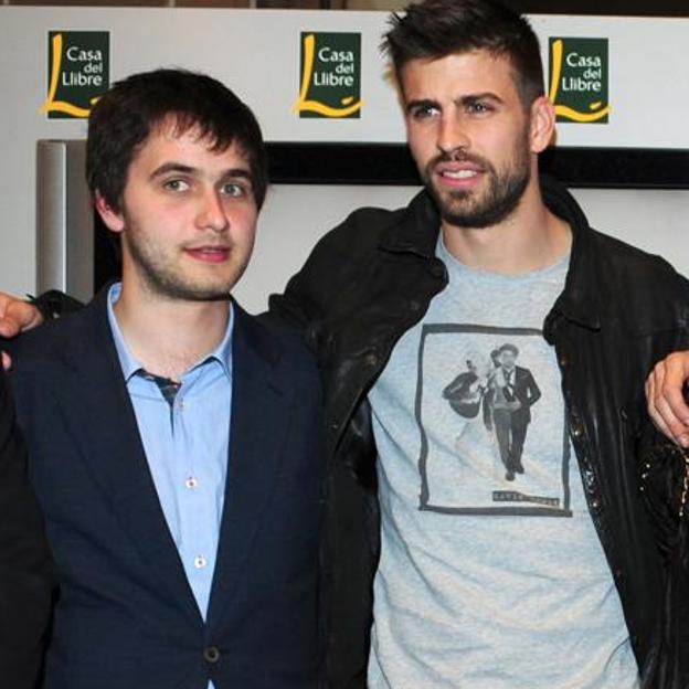 Marc Piqué, junto a su hermano Gerad y su ex, Shakira. / 