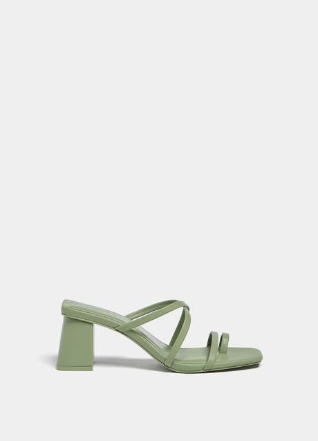 Sandalias tipo mule de Pull&Bear, 15,99 euros.