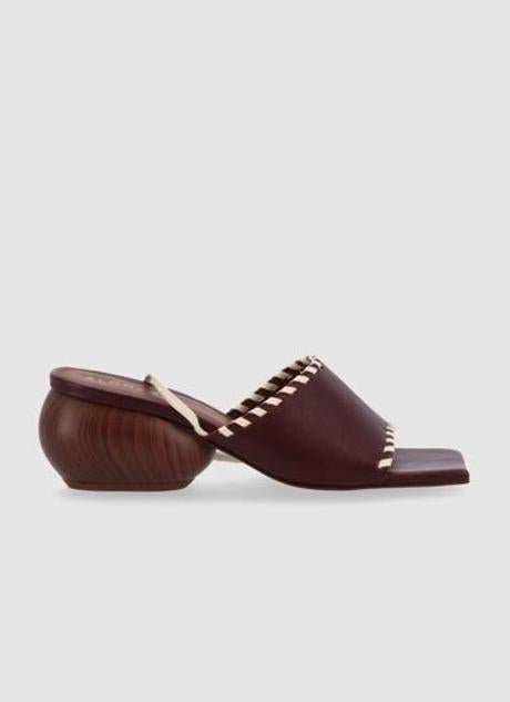 Sandalias marrón con tacón de madera de Alohas, 180 euros.