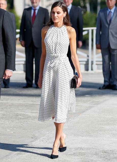 La reina Letizia con un vestido de lunares. / GTRES