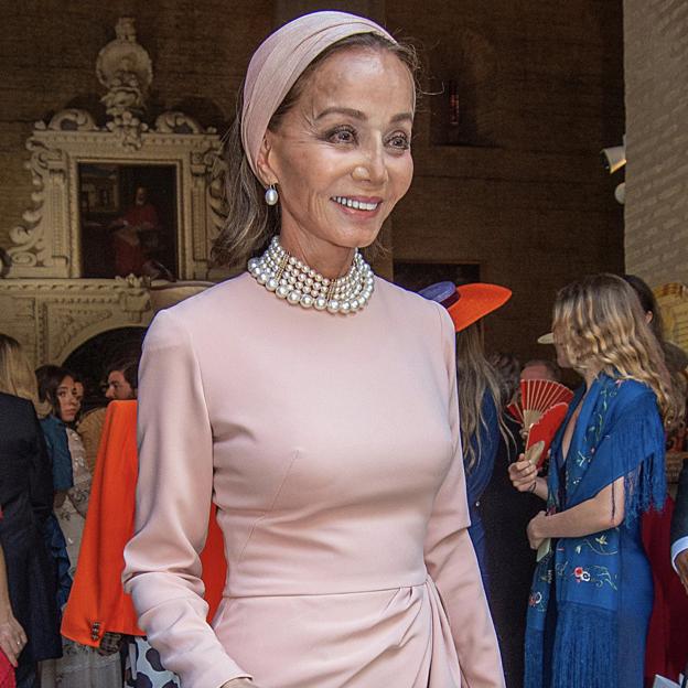 Isabel Preysler, espectacular en la boda del hijo de Rosa Clará. 