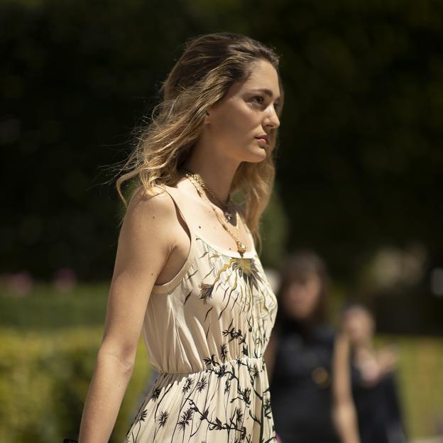 Una mujer en el street style con cabello cuidado.