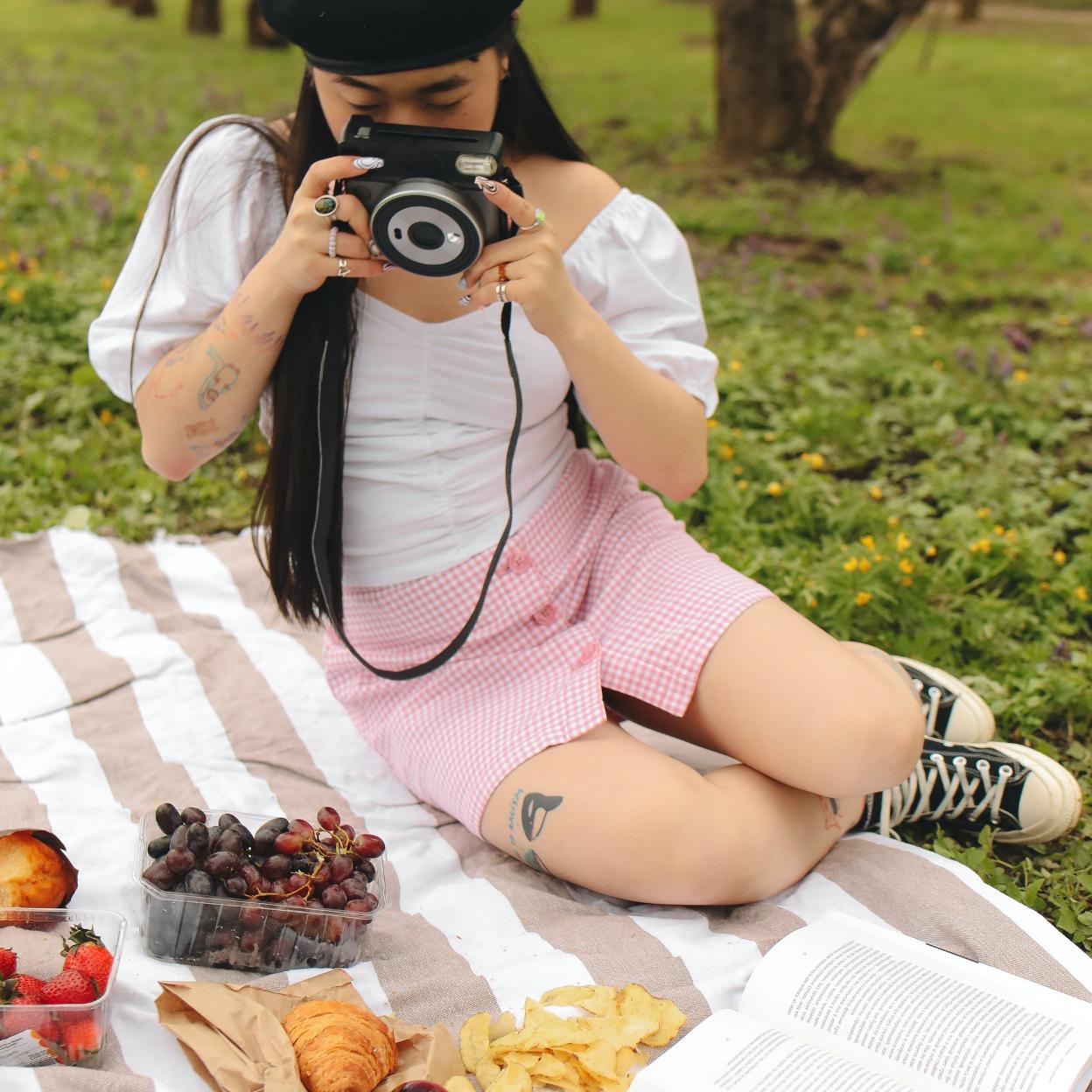 Mujer fotografiando comida/pexels