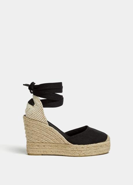 Alpargatas negras de Pull & Bear (35,99 euros)