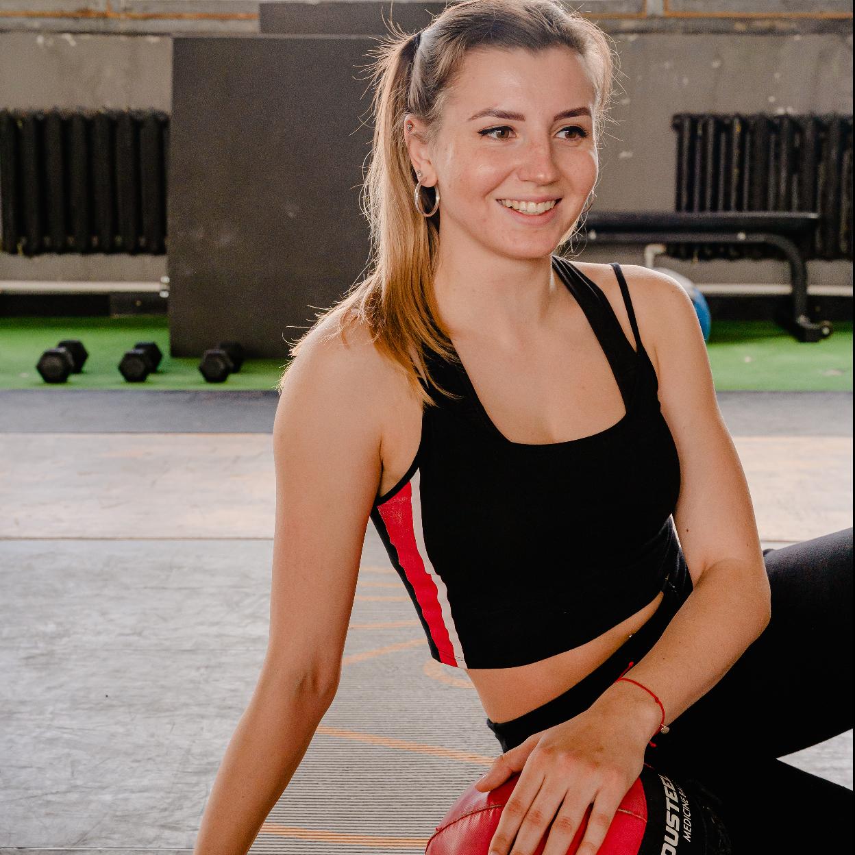 Mujer con pelota bosu/pexels