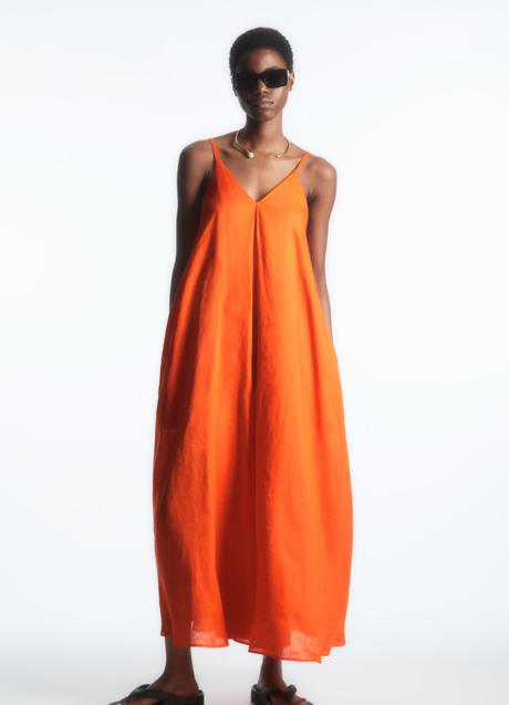 Vestido de tirantes naranja de COS, 125 euros.