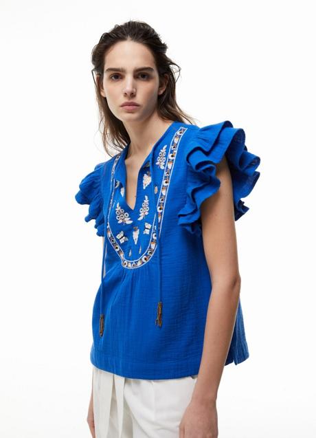 Blusa azul de Sfera (23,99 euros)