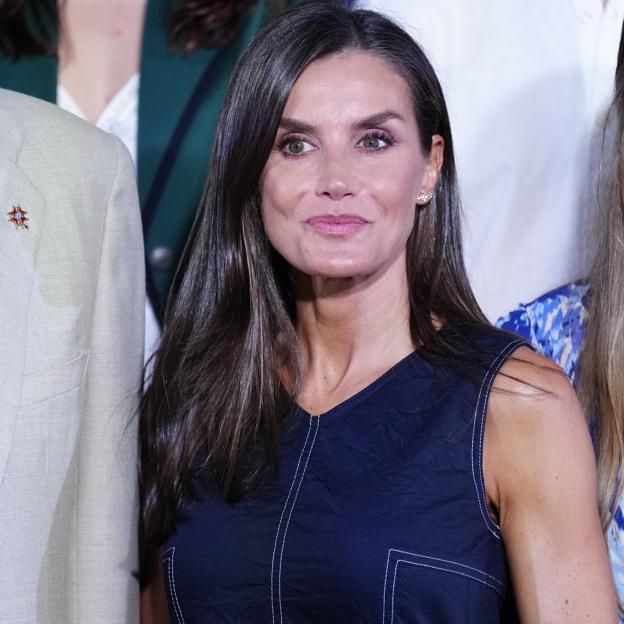 La reina Letizia vuelve a ser la más original con un vestido vaquero muy cómodo y estilizador