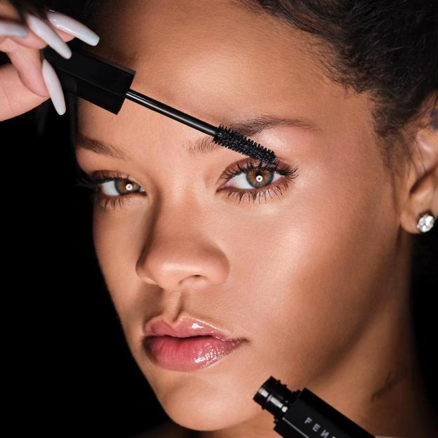 La cantante Rihanna con un producto de su marca, Fenty Beauty.