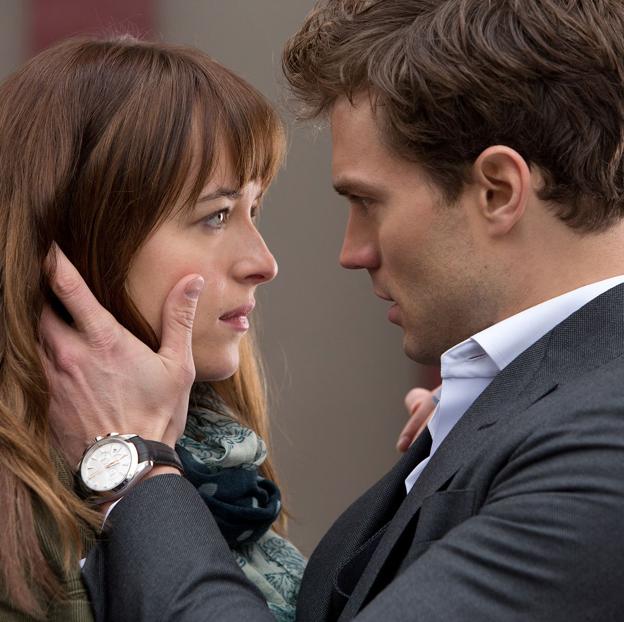 Dakota Johnson y Jamie Dornan en una escena de 50 sombras de Grey. 