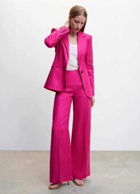 Look color rosa de traje