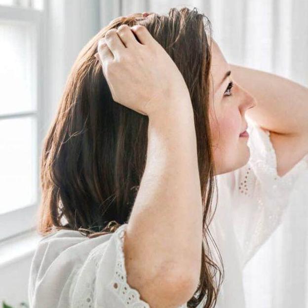 Mujer tocándose el pelo