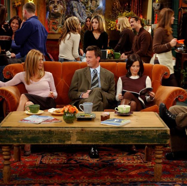 Jennifer Aniston, Courteney Cox y Matthew Perry en una escena de Friends. 