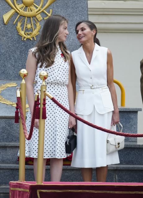 La princesa Leonor y la reina Letizia comparten confidencias en Zaragoza. / LIMITED PICTURES