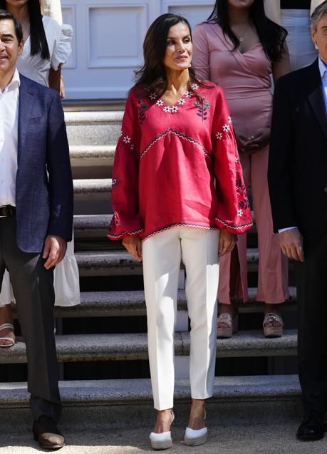 La reina LEtizia con pantalones blancos. / LIMITED PICTURES