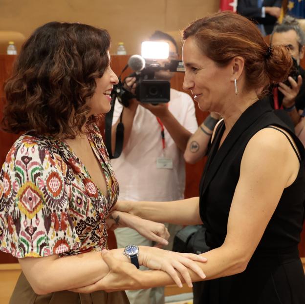 Isabel Díaz Ayuso junto a Mónica García.