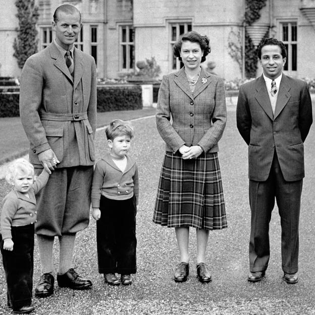 Faisal II junto a la reina Isabel II, el duque de Edimburgo y los príncipes Carlos y Ana. 