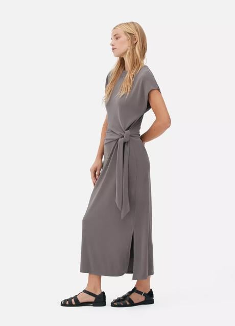 Vestido gris de Primark (22 euros)