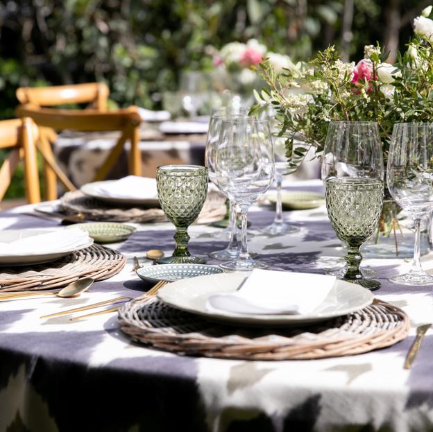 La decoración floral también juega un papel muy importante a la hora de disfrutar de una cena o comida inolvidable.