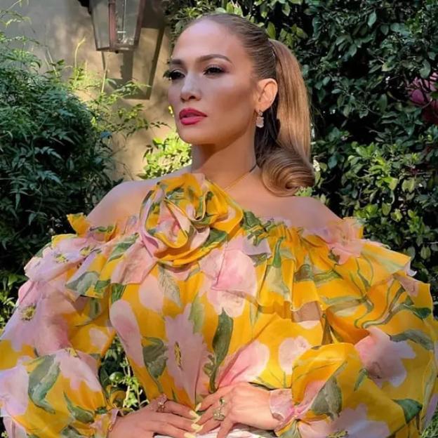 El look de invitada de Isabel Preysler en la boda de Tamara Falcó ya lo llevó Jennifer Lopez (y tenemos la versión low cost de la blusa elegante)