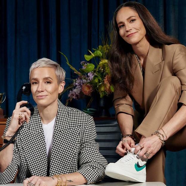 Megan Rapinoe y su novia, Sue Bird, en una imagen promocional de la presentación de su productora audiovisual. 