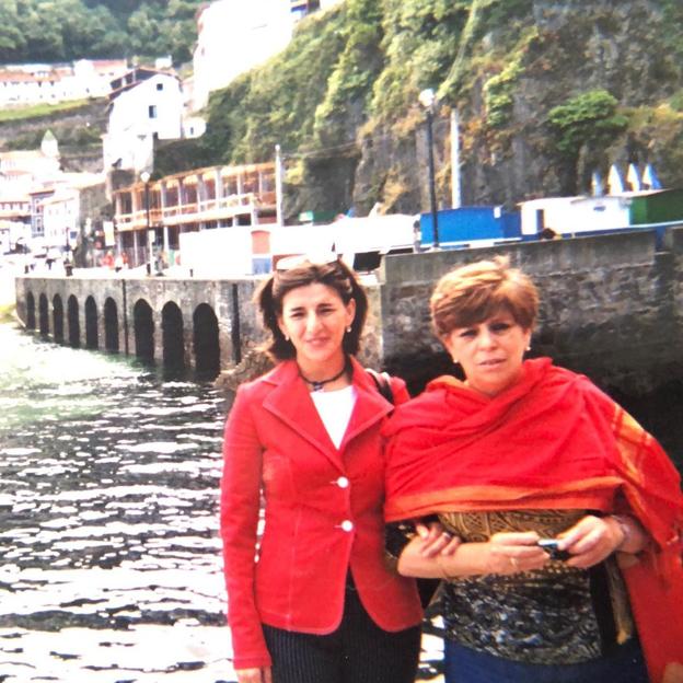 Yolanda Díaz en una fotografía con su madre Carmela. /