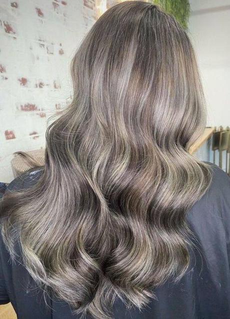 Mujer con pelo con mechas blended grey