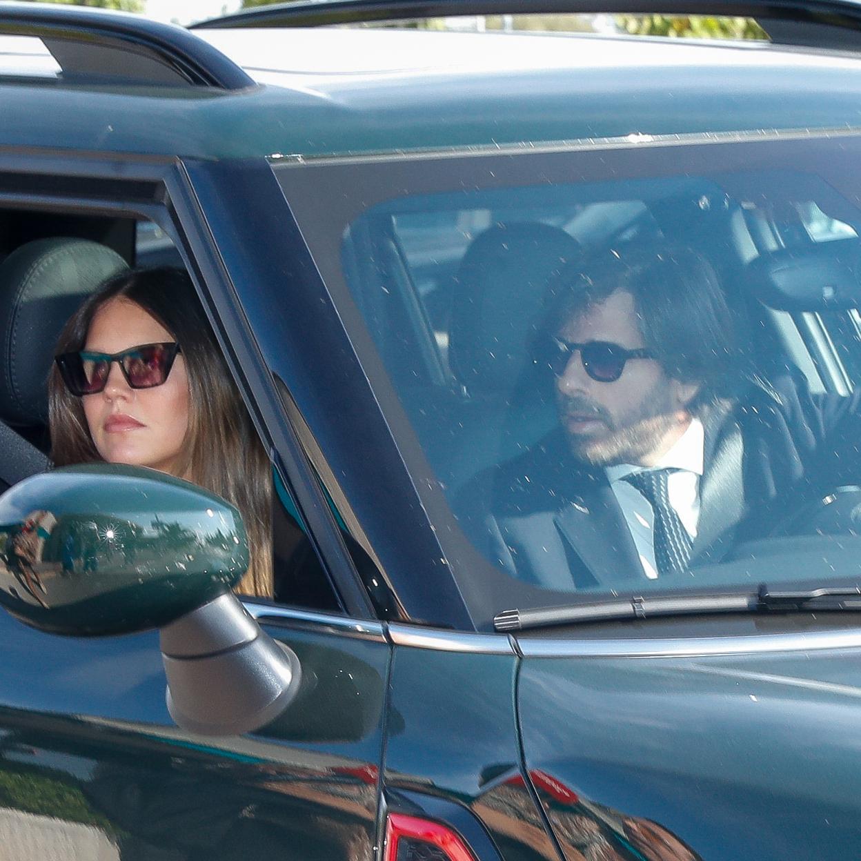 Álvaro Falcó e Isabelle Junot llegando al tanatorio./gtres