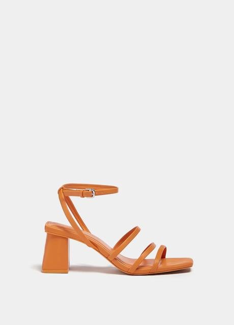 Sandalias naranjas de Pull & Bear (22,99 euros)