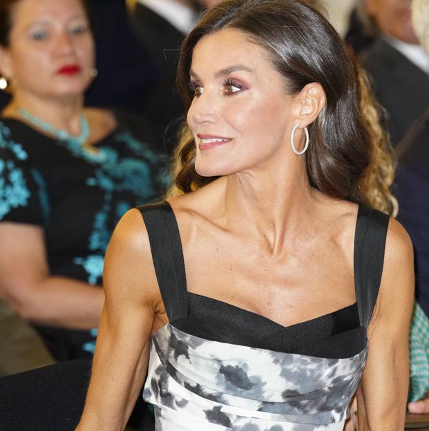 La reina Letizia sorprende y arrasa con un espectacular vestido de flores en la inauguración de la Galería de las Colecciones Reales