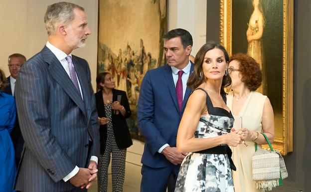 El rey Felipe VI, el presidente en funciones Pedro Sánchez, la reina Letizia y la directora de la Galería de las Colecciones Reales, Letizia Ruiz, durante la visita que siguió a la inauguración. 