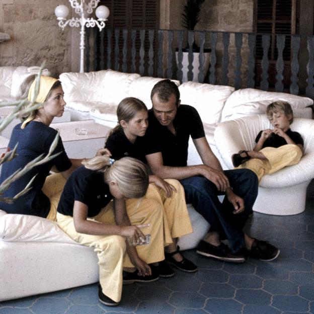 Los reyes con sus hijos, en una de las estancias del palacio de Marivent. 