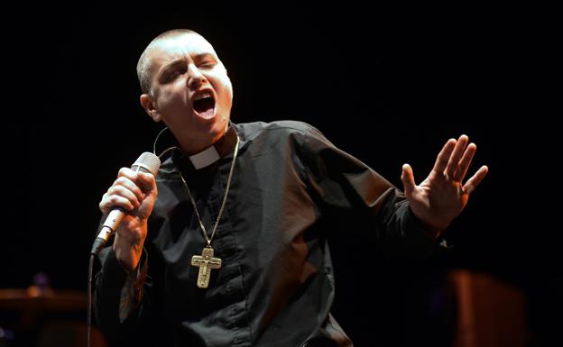 Sinead O'Connor durenta una actuación.