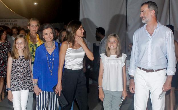 Una de las últimas fotos de Letizia junto a la infanta Elena en Palma de Mallorca: la noche del verano de 2018. 