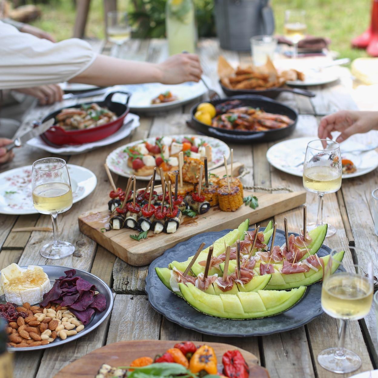 Mesa preparada con alimentos que mejoran el estado de ánimo. /Barcelona Culinary Hub